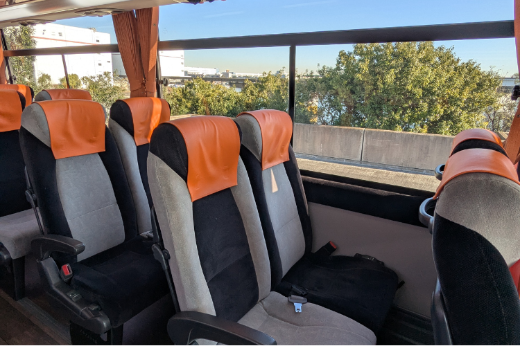 リムジンバスの車内。快適なシートが整然と並ぶ