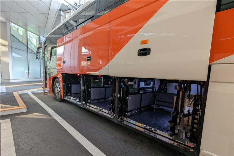 リムジンバスの床下トランク。スーツケースなどの大型荷物を収納できる広いスペース